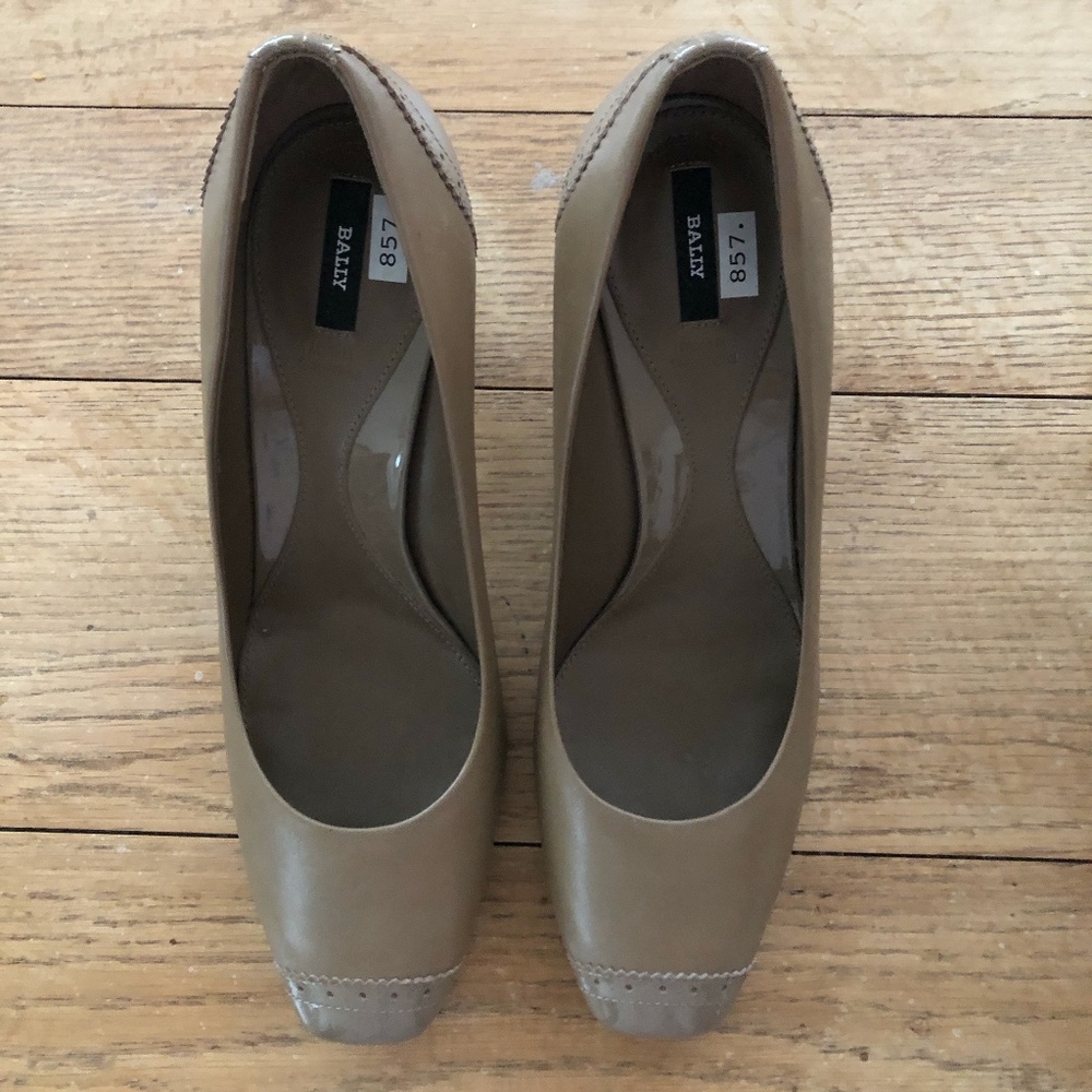 New Bally spectator pumps in tan/taupe leather w/ patent leather trim - 8-1/2 B
